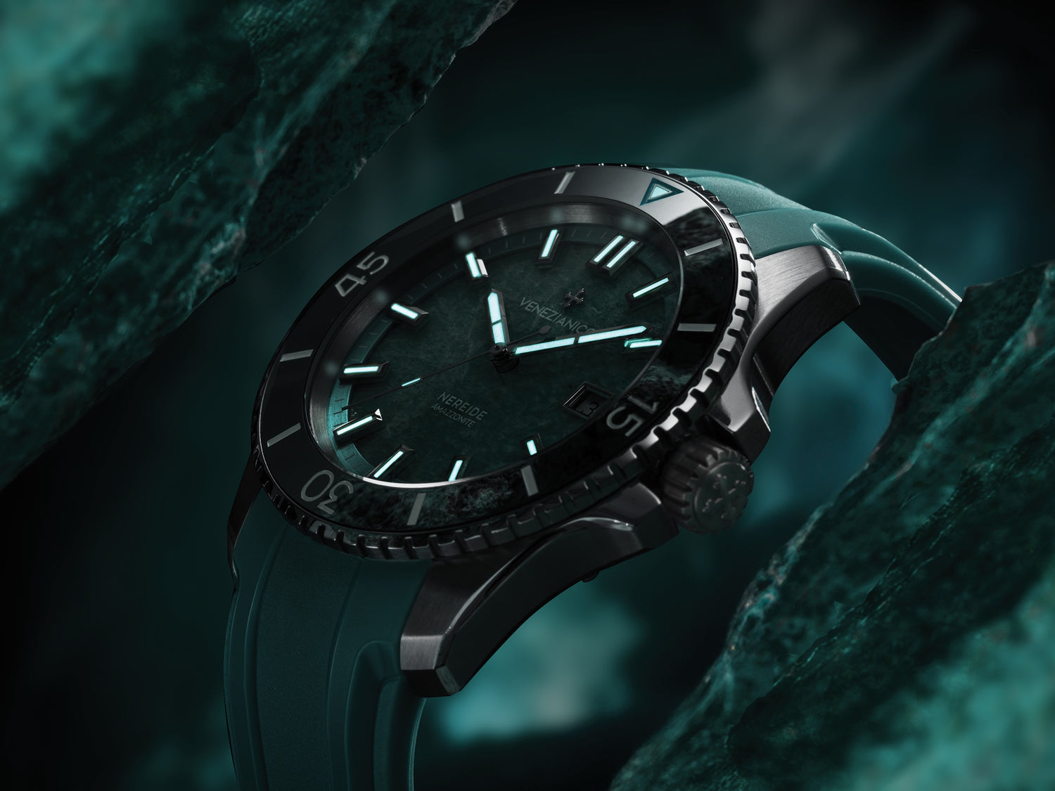 Zegarek Venezianico Nereide Amazzonit, z tarczą wykonaną z amazonitu, na zielonym gumowym pasku.